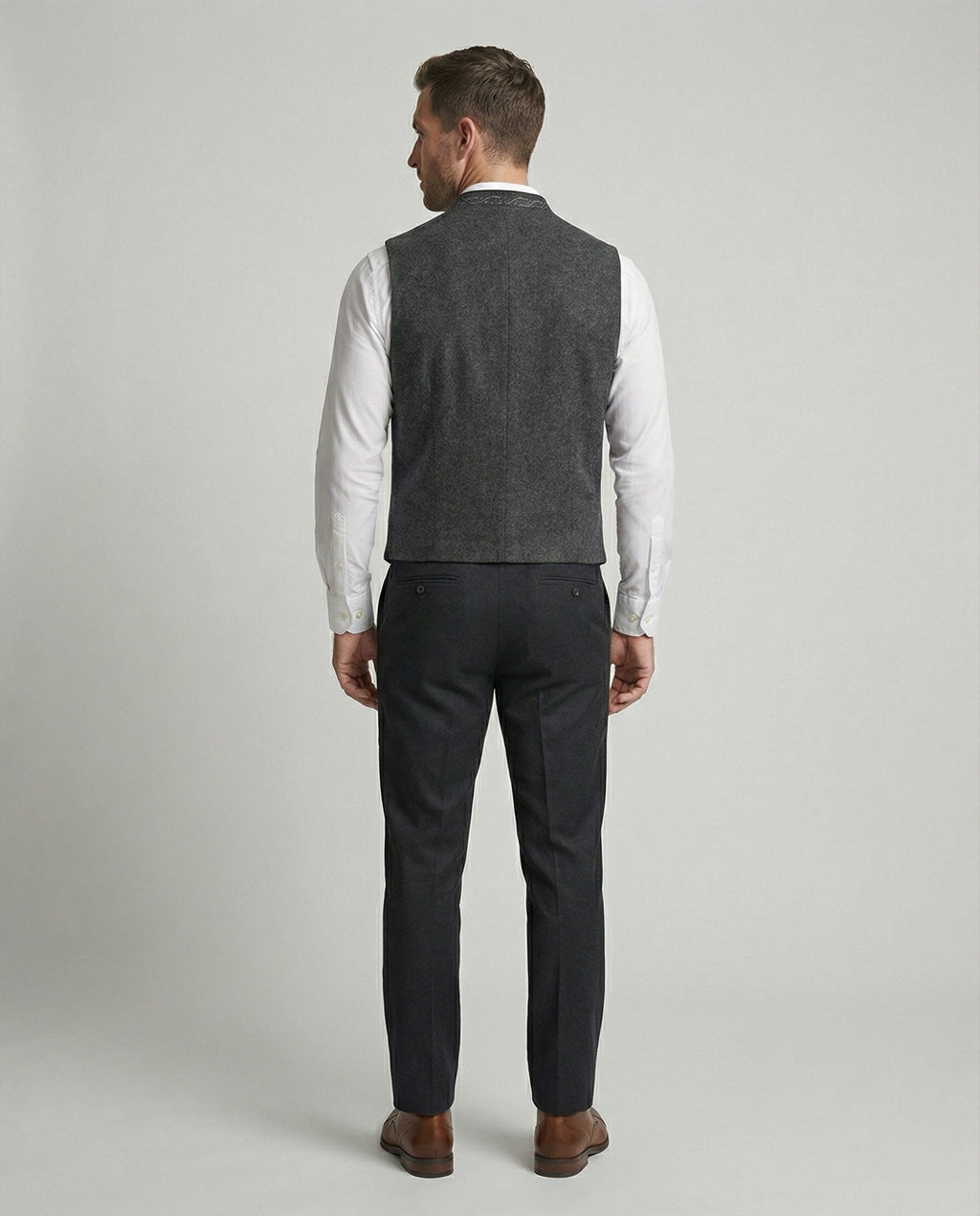 Traditional-style men’s waistcoat with a fitted cut - J&B; - 4 - London-stylehouse.com