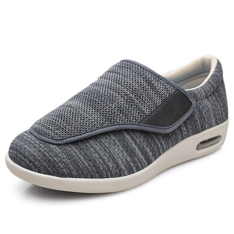 Bequeme Herren Slipper für Diabetiker - Weite Passform & Verstellbarer Klettverschluss - J&B - 3 - Atelier-Zofia