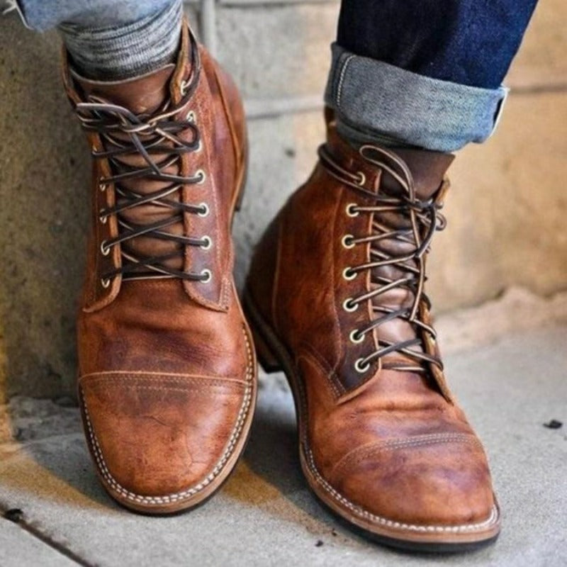 Lars lace-up boots with a round toe in brown