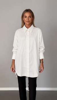 Lisa – Elegant oversized cotton shirt with classic collar for Women