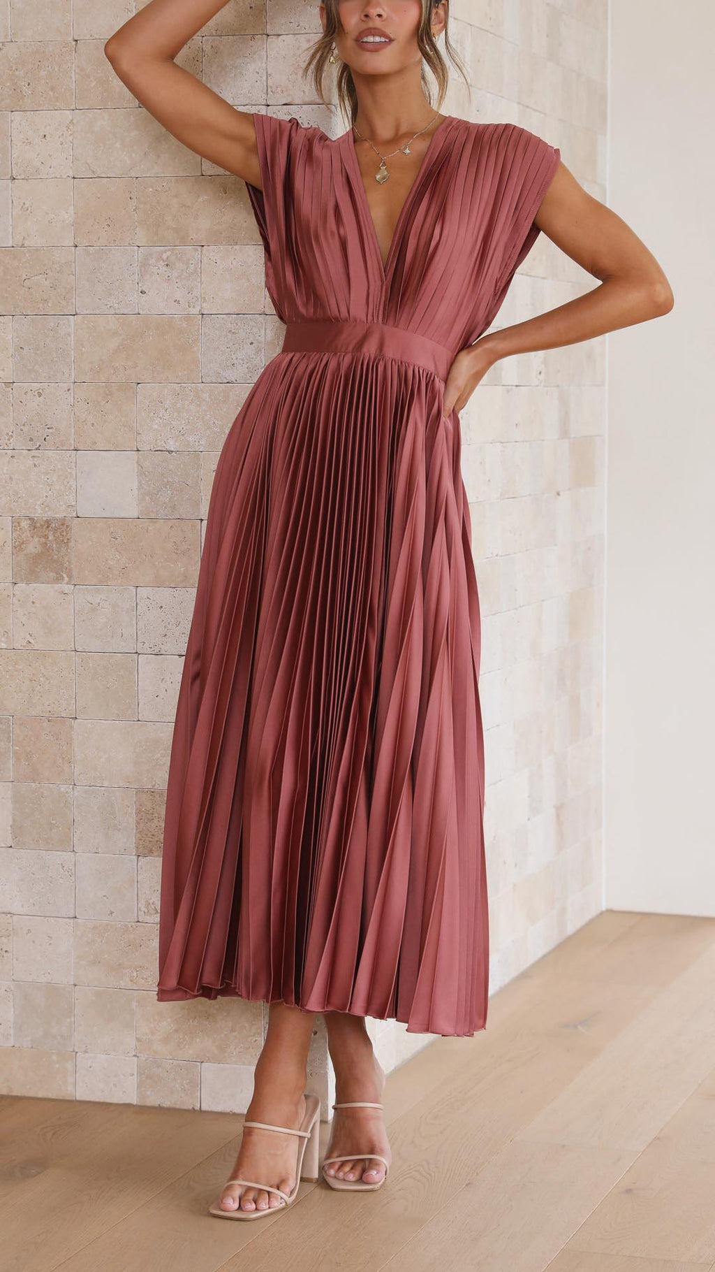 Ella – Elegant Pleated Maxi Dress for Women - Image 2